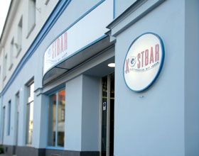 Exterior view of a building with the sign 'Kostbar'.