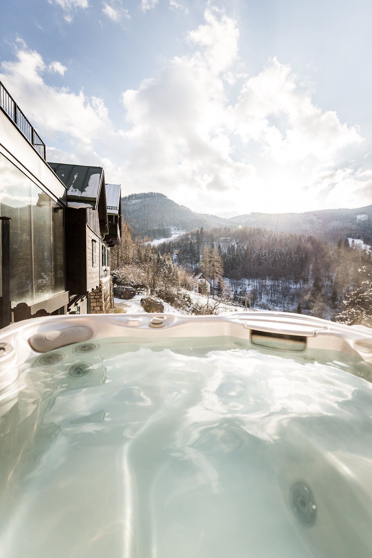 Entspannen Sie im warmen Whirlpool und genießen Sie den atemberaubenden Blick auf die schneebedeckten Berge der Wiener Alpen. Die klare Winterluft und die glitzernde Landschaft schaffen eine magische Atmosphäre, die zum Träumen einlädt.
