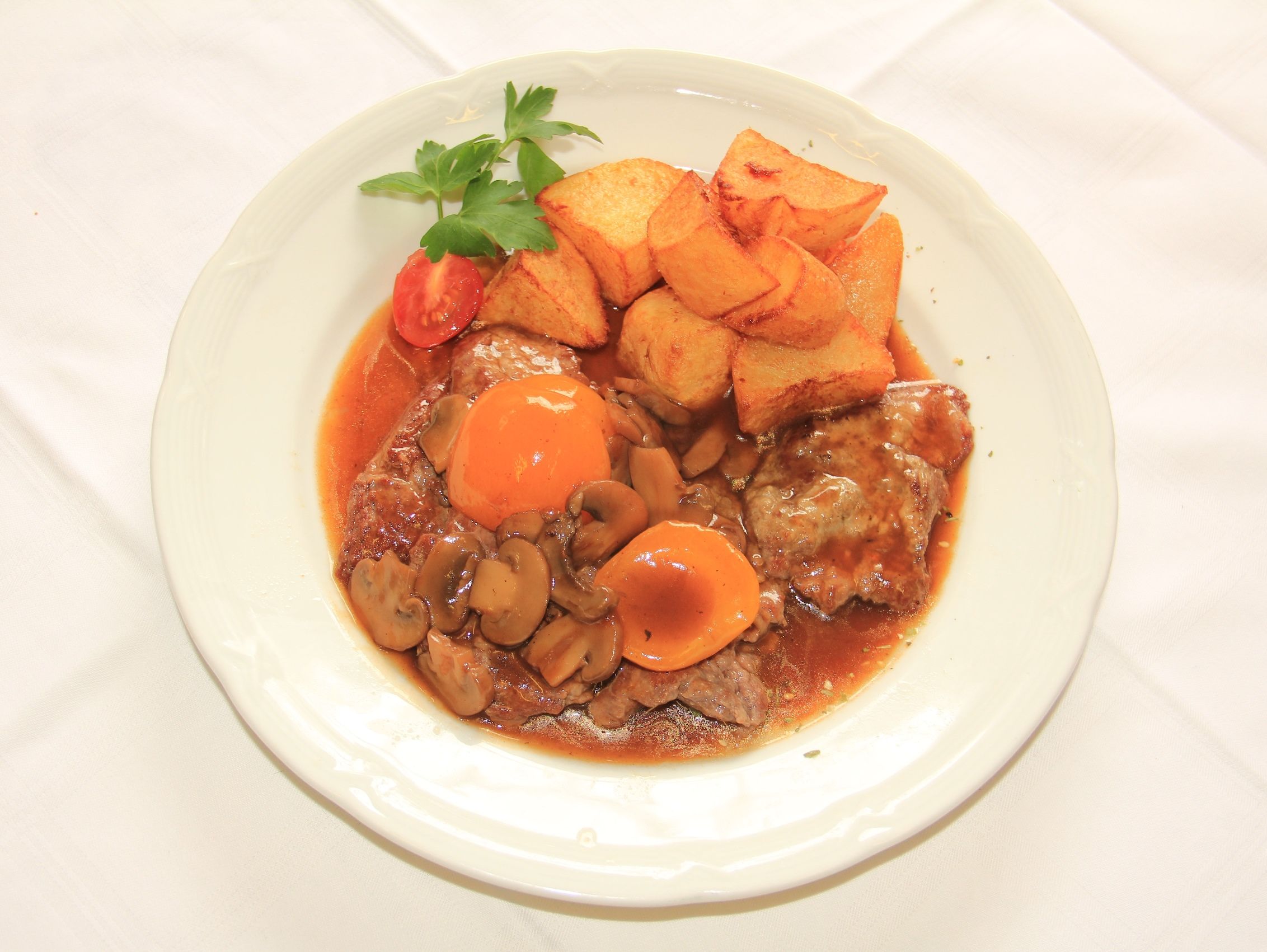 A plate of Wachau roast beef, mushrooms and roast potatoes.