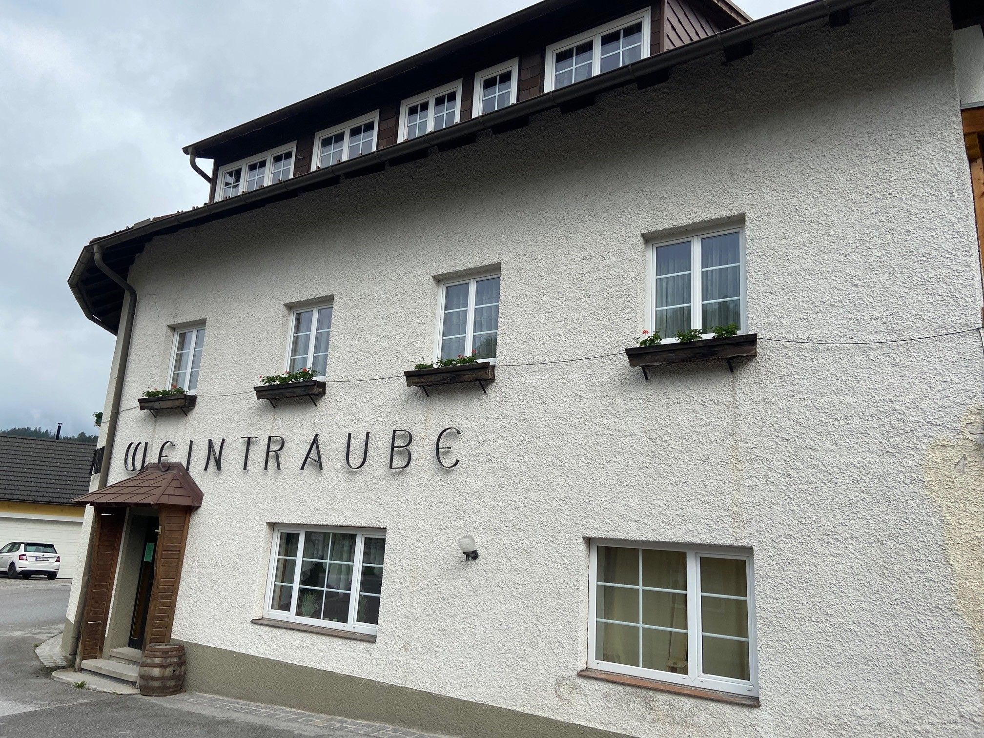 Facade of a building with the lettering 'Weintraube'.