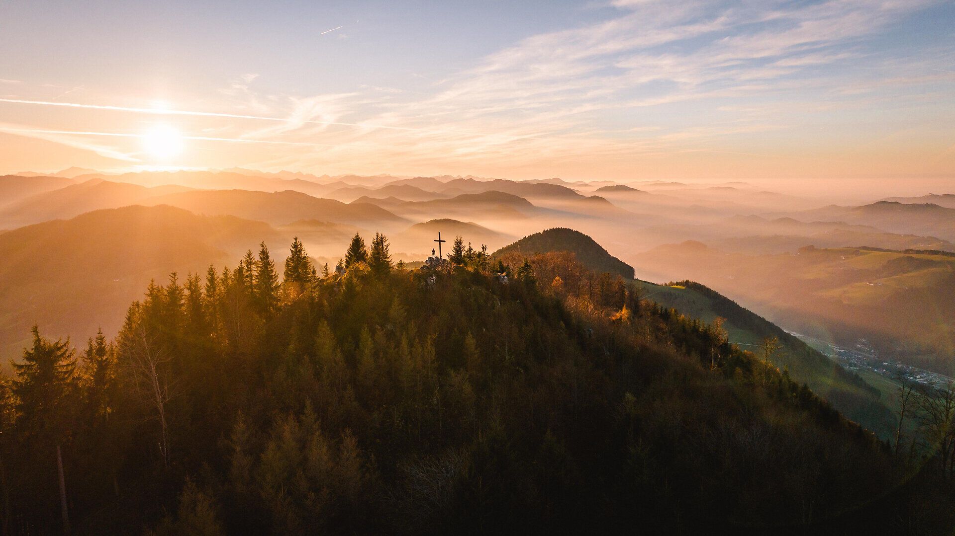 Die sanften Hügel des Mostviertels erstrahlen im warmen Licht der Herbstsonne, während der Nebel sanft über die Täler zieht. Die bunten Blätter der Bäume schaffen eine malerische Kulisse, die zum Verweilen und Entdecken einlädt.