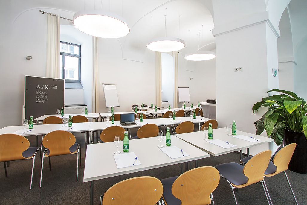 Conference room in the Hotel Altes Kloster with tables, chairs and flipcharts.