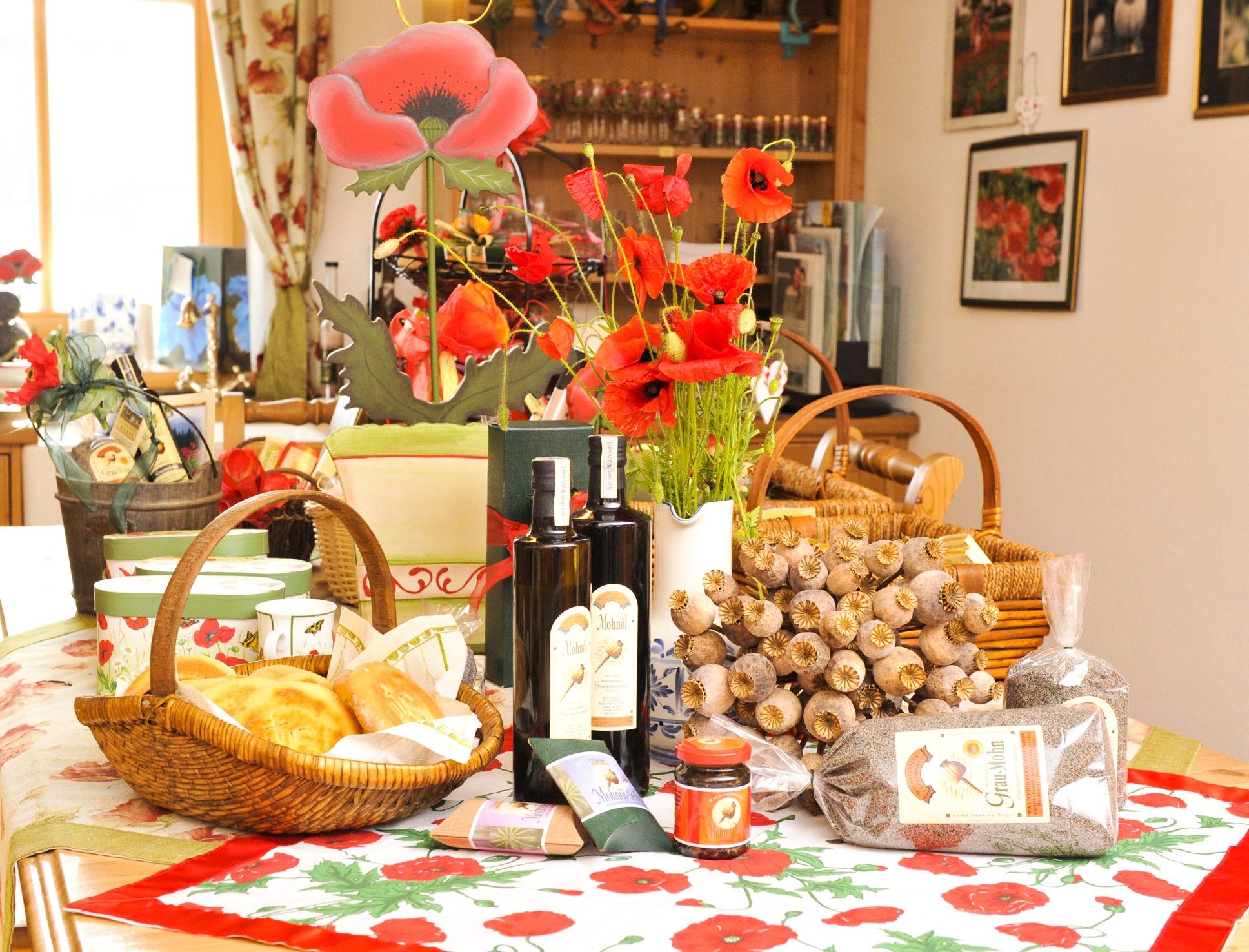 A table with poppy products, flowers and decorations at the Waldviertler Mohnhof.