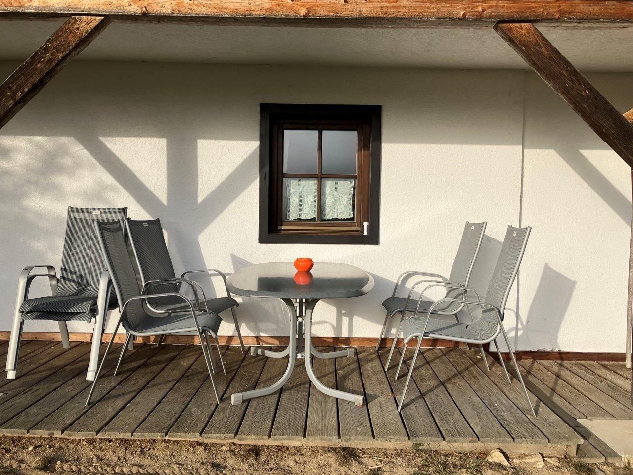 covered-seating-place-in front-of-the-holiday-house