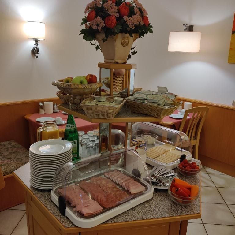 Breakfast buffet with cold cuts, cheese, fruit and drinks.