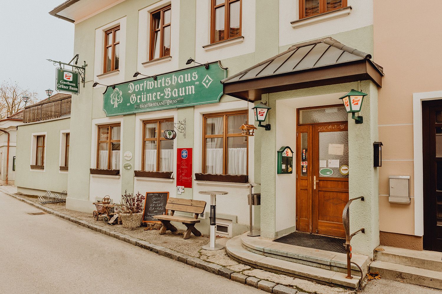 Exterior view of the Grüner Baum inn in Edlitz.
