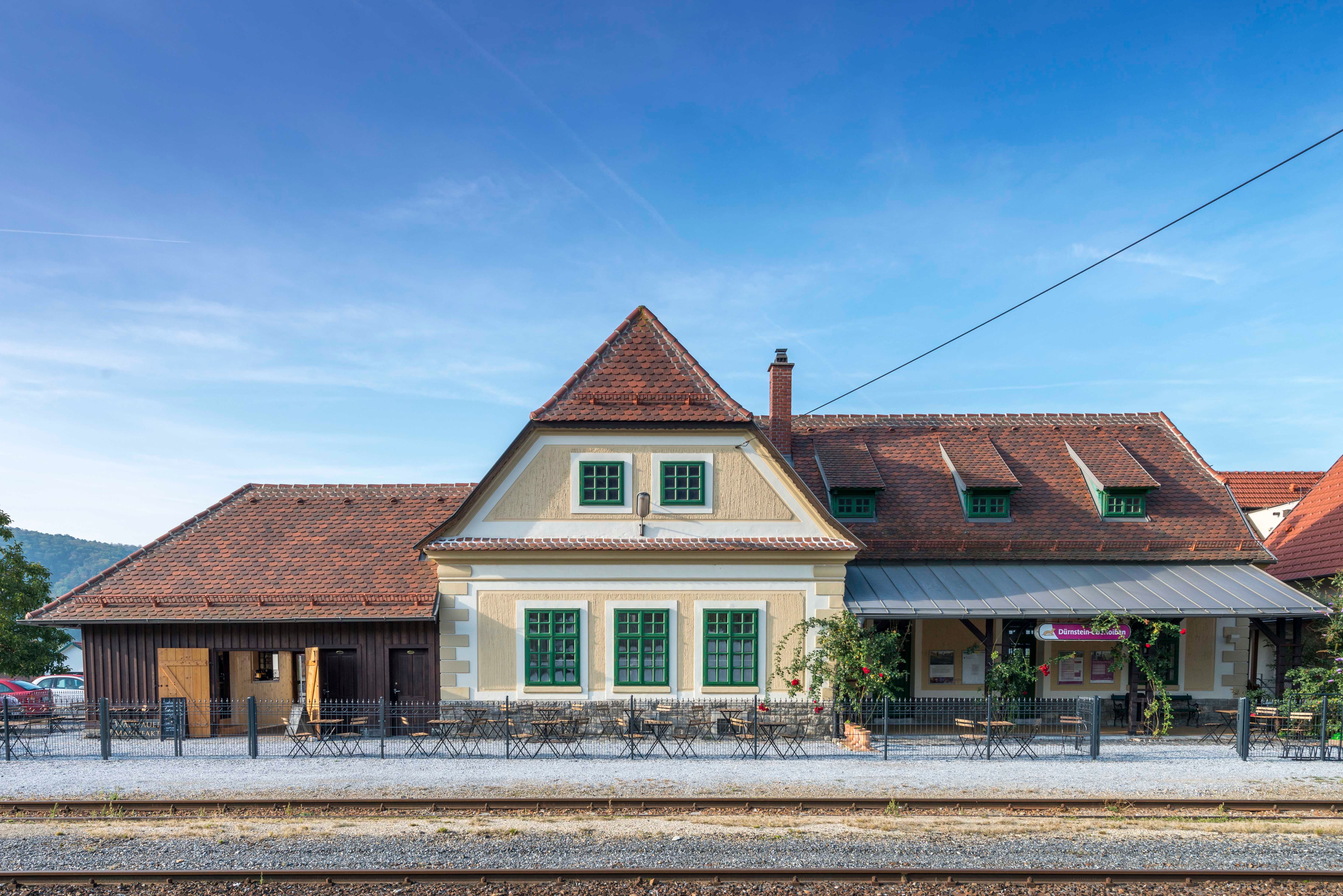Dürnstein station with historic building and tracks in the foreground.