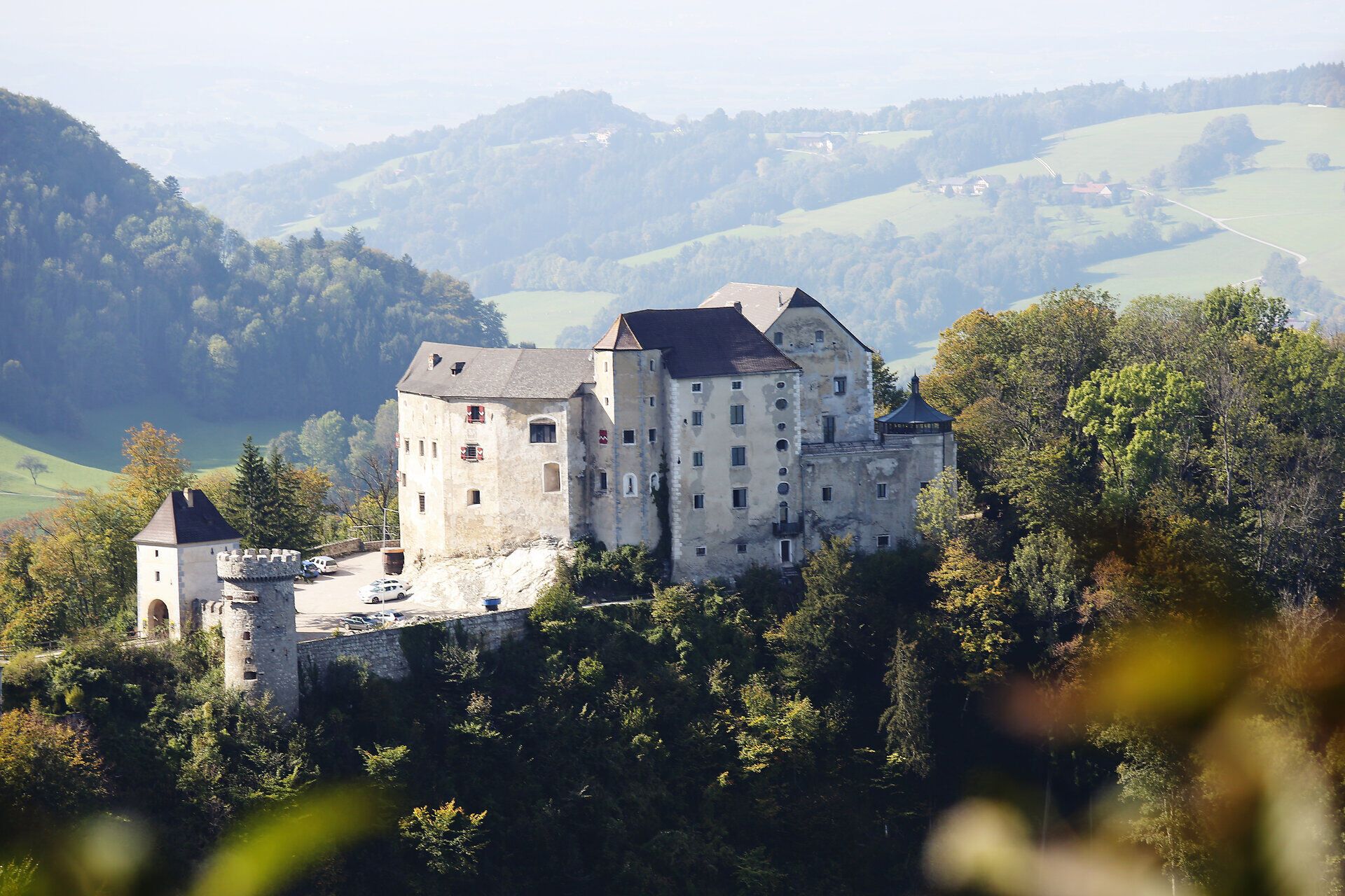 The majestic Plankenstein Castle towers picturesquely over the gently rolling hills and offers breathtaking views of the surrounding forests and meadows. Here, where history and nature meet, the surrounding area invites you to enjoy unforgettable hikes that will make the heart of any nature lover beat faster.