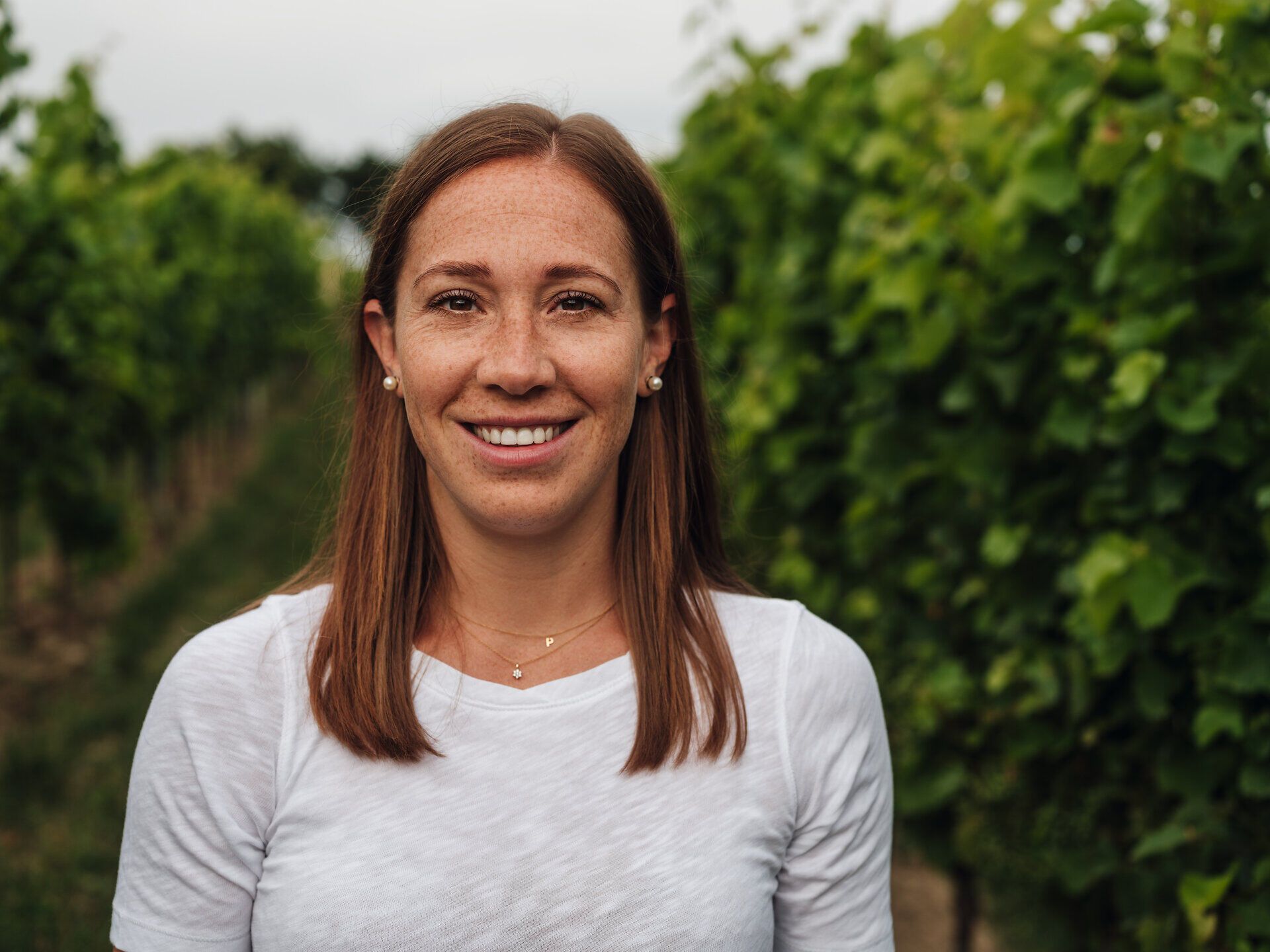 Winzerin Victoria Gottschuly im Weingarten. 