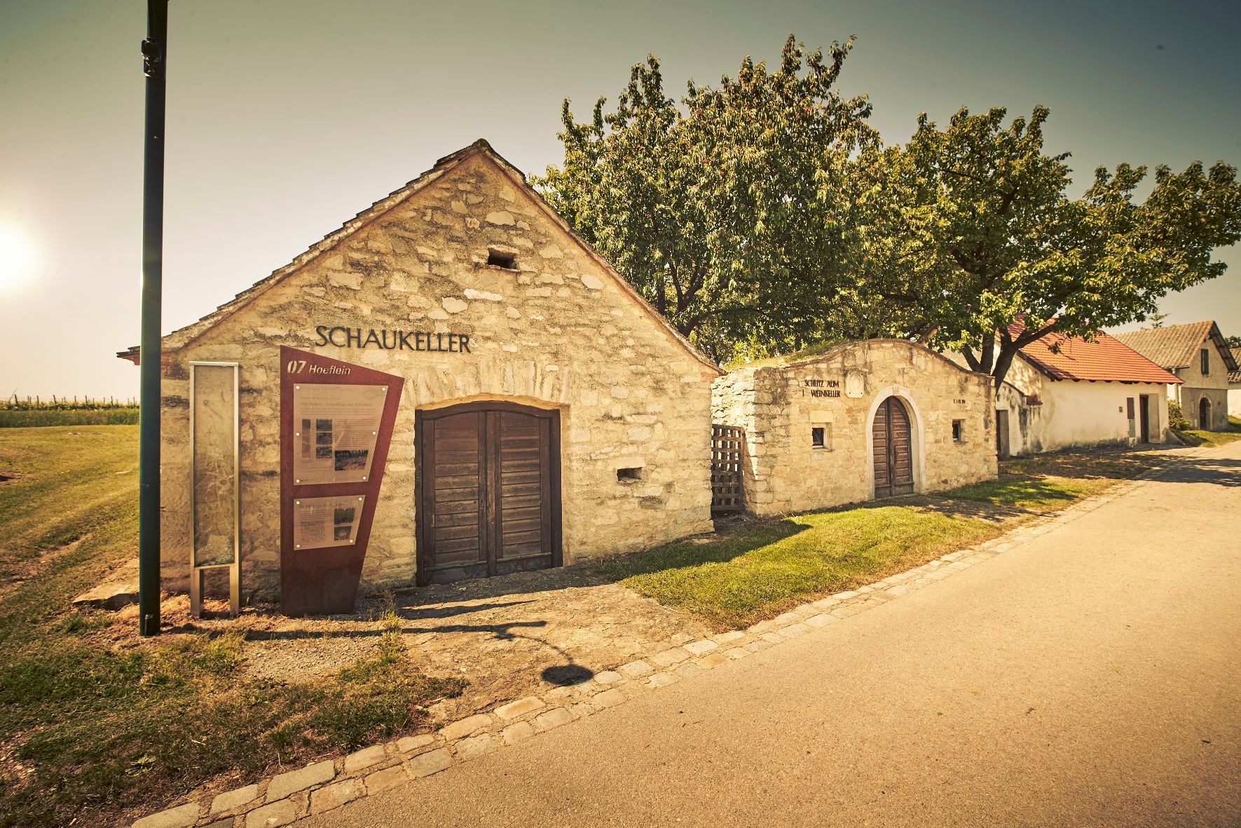 Wine cellar lane Höflein - VIA.VINUM.