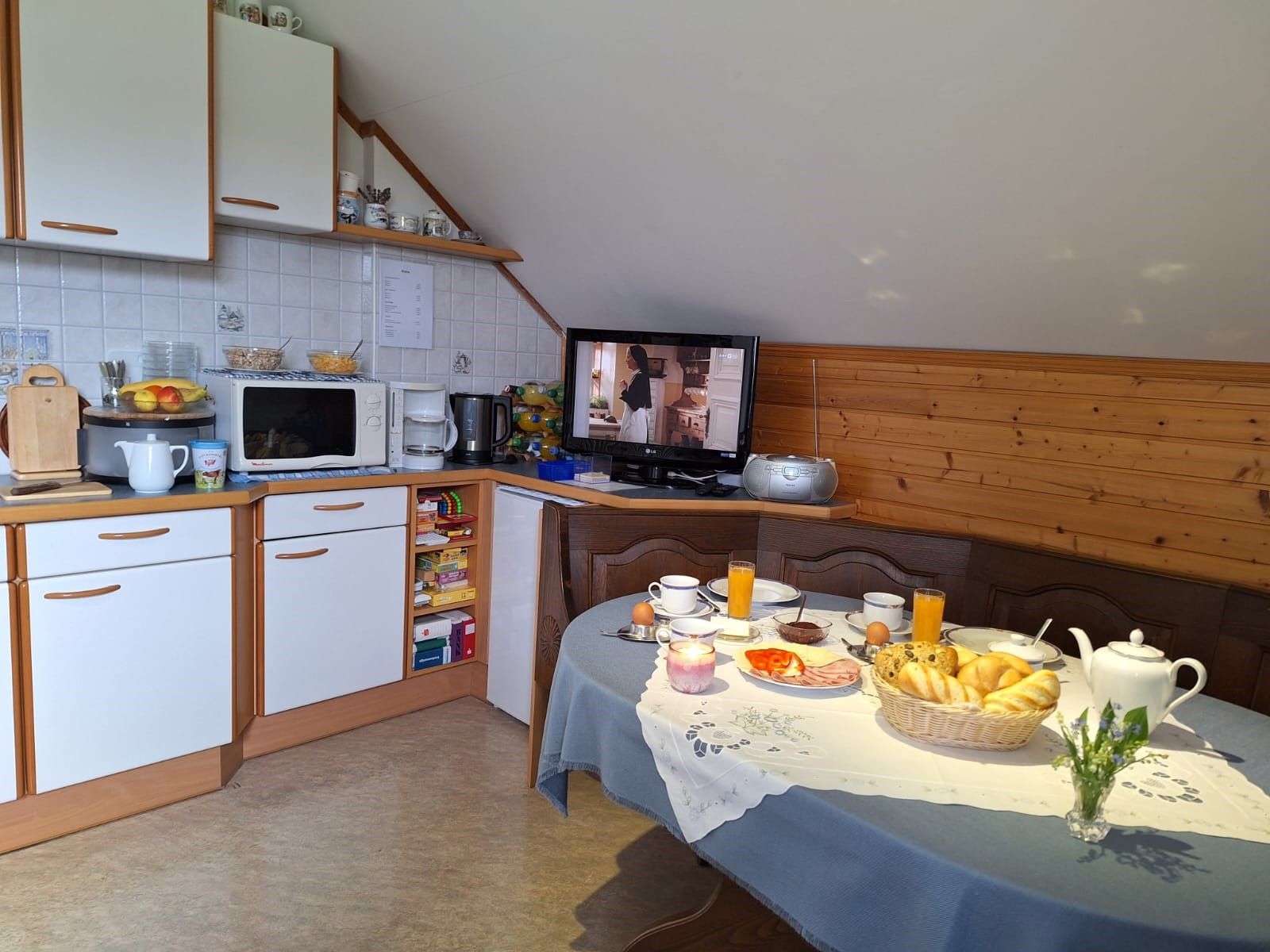 Breakfast room and lounge 
