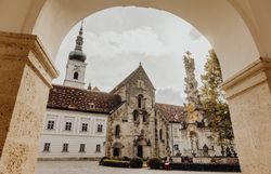 Inmitten der malerischen Kulisse des Wienerwaldes strahlt der Klostergasthof Heiligenkreuz eine einladende Atmosphäre aus. Die historische Architektur und die umgebenden Bäume laden dazu ein, die Ruhe und Schönheit der Natur zu genießen. Hier können Besucher die Seele baumeln lassen und die köstlichen regionalen Spezialitäten der Wirtshauskultur entdecken.