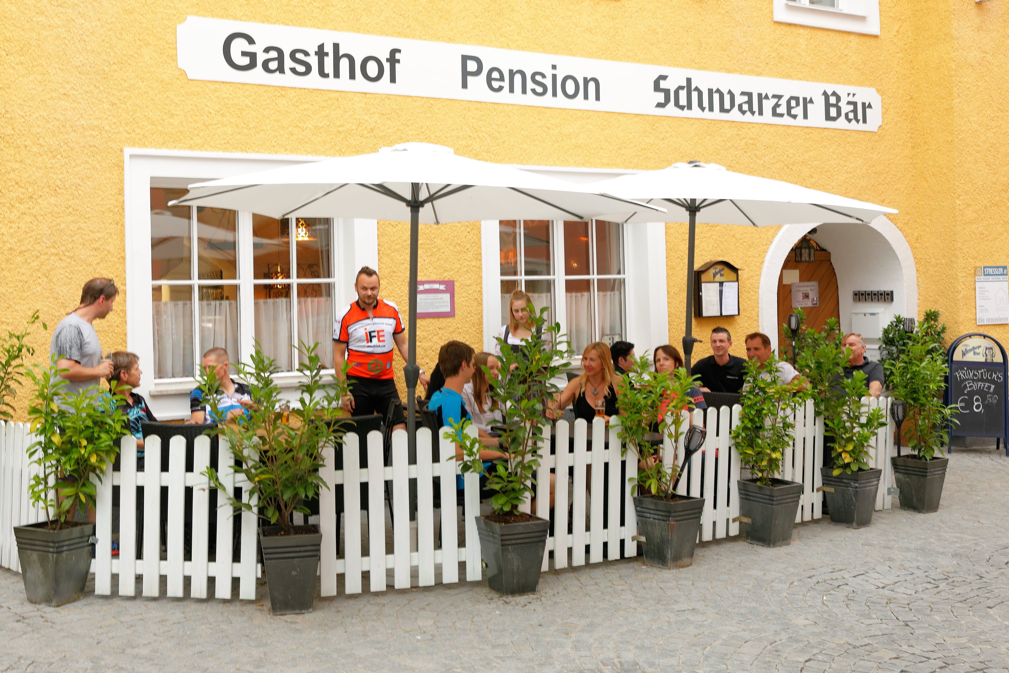In summer, the garden of the Schwarzer Bär is often very busy.