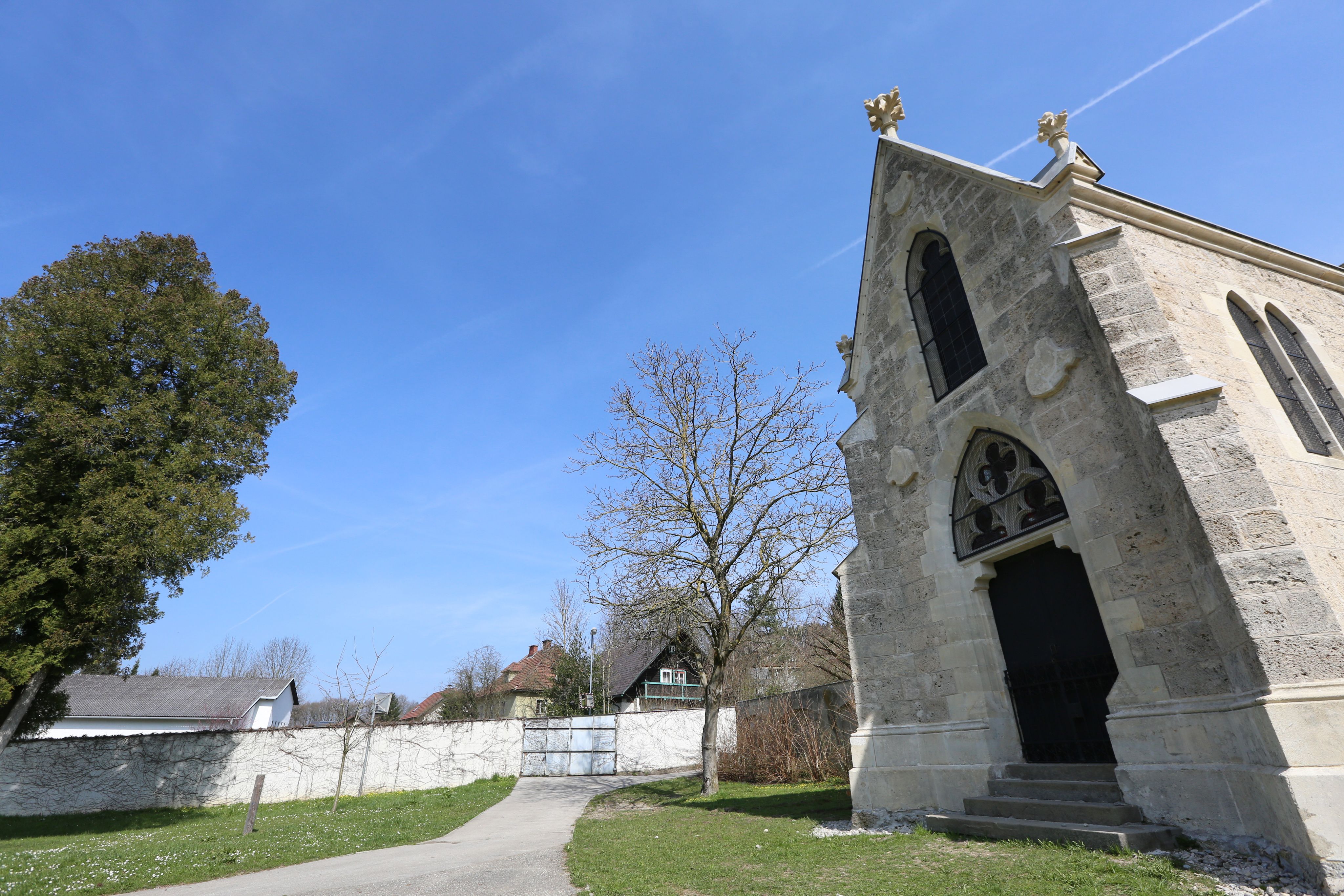 Töppermausoleum with blue sky and trees in the background.