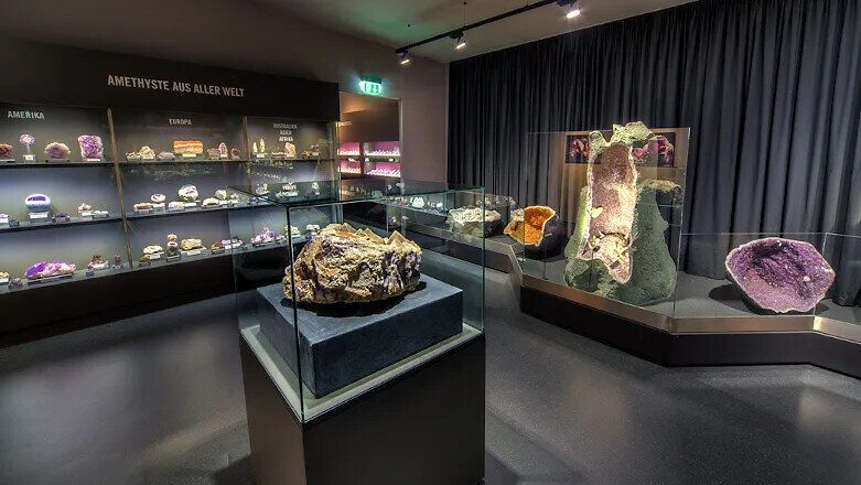 In a fascinating room full of glittering amethysts, the beauty of nature unfolds in its purest form. The sparkling crystals shine in various shades of purple and invite visitors to discover the wonders of the mineral world. A place of peace and inspiration that enchants the senses.