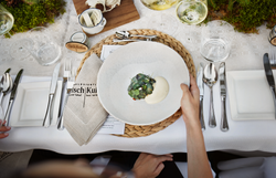 Ein liebevoll gedeckter Tisch inmitten der Natur lädt dazu ein, die kulinarischen Köstlichkeiten der Region zu genießen. Frische Kräuter und regionale Zutaten harmonieren perfekt auf dem Teller und versprechen ein unvergessliches Geschmackserlebnis. Die ruhige Atmosphäre und die umgebende Waldlandschaft schaffen einen idealen Ort für entspannte Stunden.