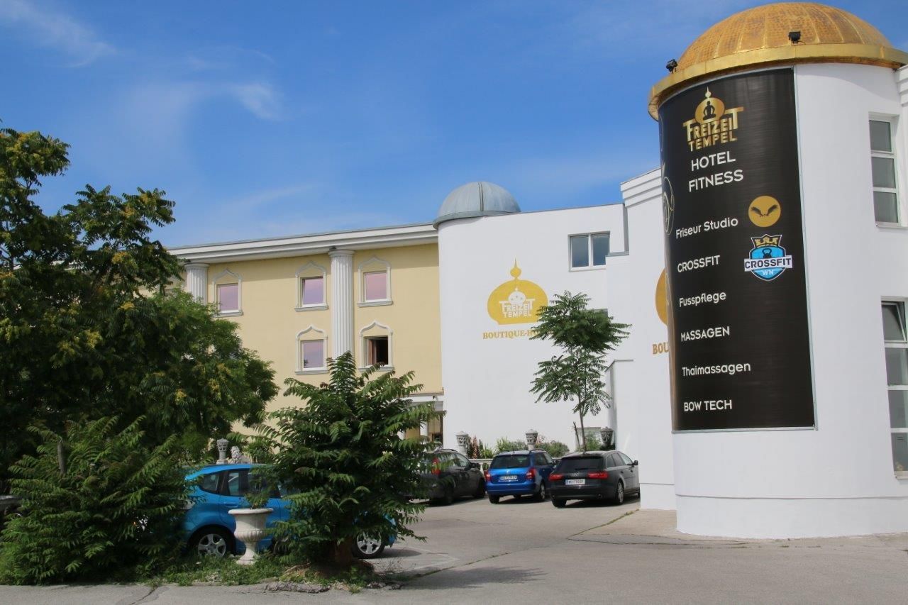 Exterior view of a building with the inscription 'Freizeittempel'.