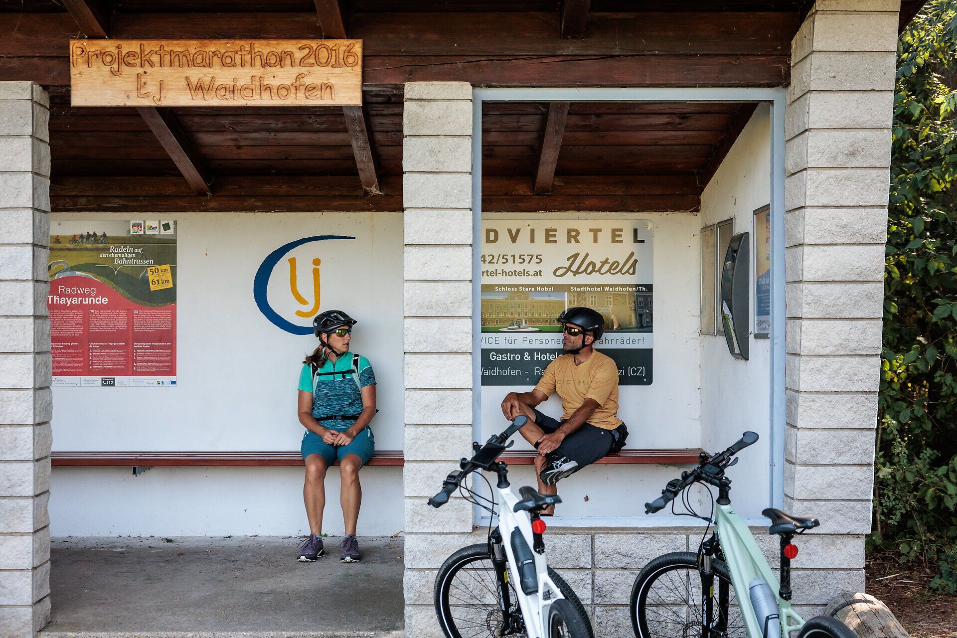 In the midst of the idyllic landscape, cycle paths invite you to explore the beauty of nature. The fresh air and rolling hills create the perfect backdrop for unforgettable experiences. Here, every moment is a pleasure and relaxation.