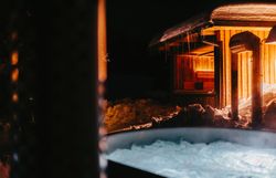 Wellnessbereich mit Whirlpool und Sauna im Winter