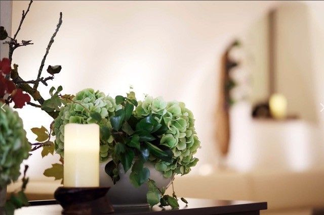 Decoration in the guest room with a candle and a flower arrangement
