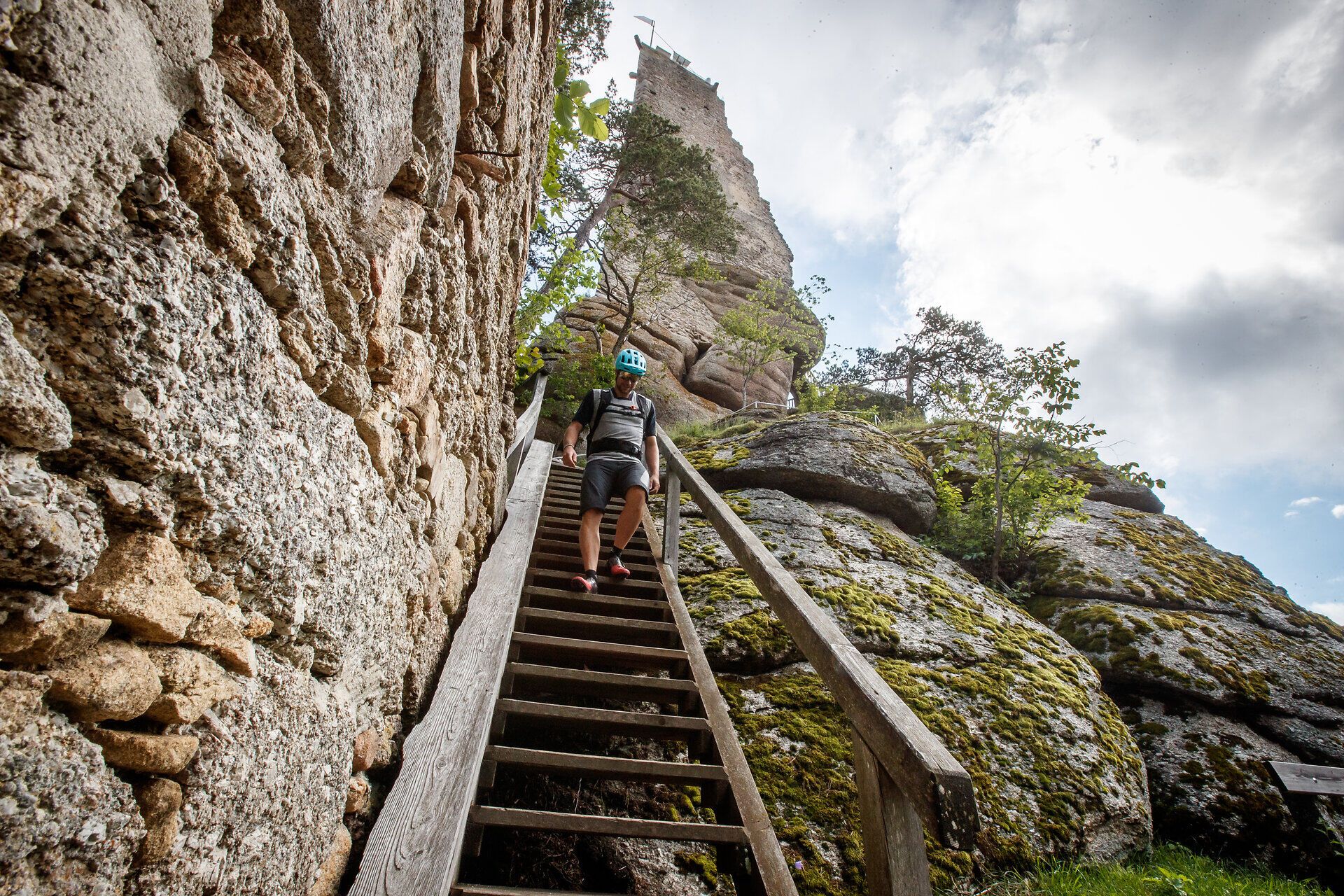 An adventurous ascent leads through an impressive rocky landscape, surrounded by lush greenery and old trees. The Arbesbach ruin towers majestically over the valley and offers breathtaking views of the surrounding nature. Here you can feel the freedom and magic of mountain biking in the midst of unspoiled countryside.