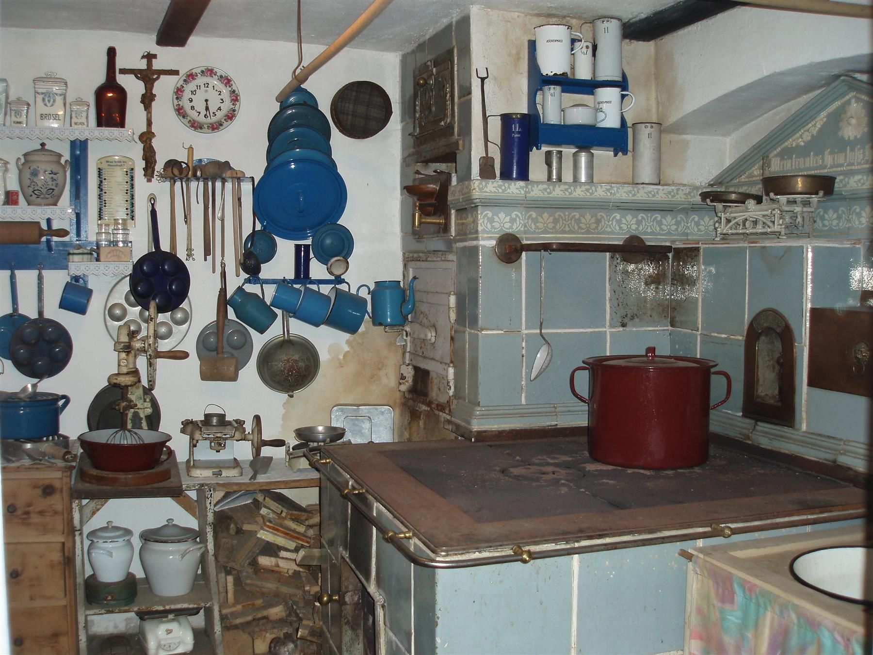 Historic kitchen with blue crockery and an old stove in the Brauhaus-Scheutz local history museum.