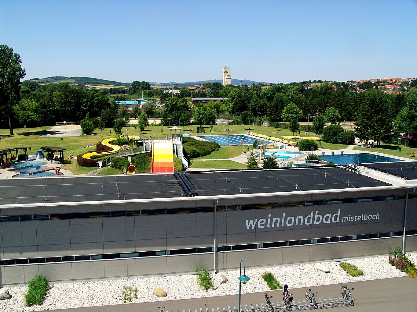 Aerial view of the Weinlandbad Mistelbach with swimming pool and slides.
