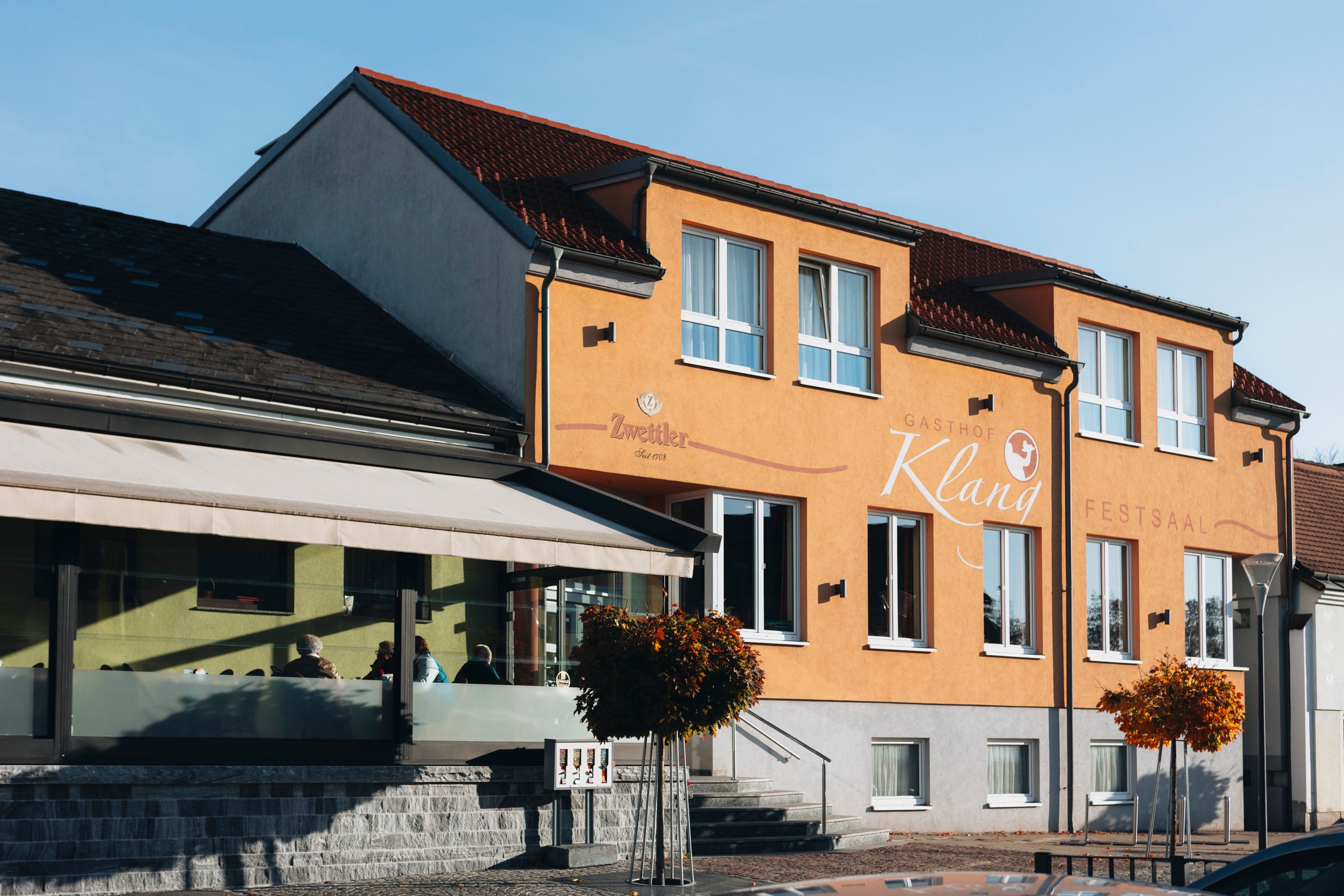 Gasthof Klang in Echsenbach with a yellow façade and large windows.