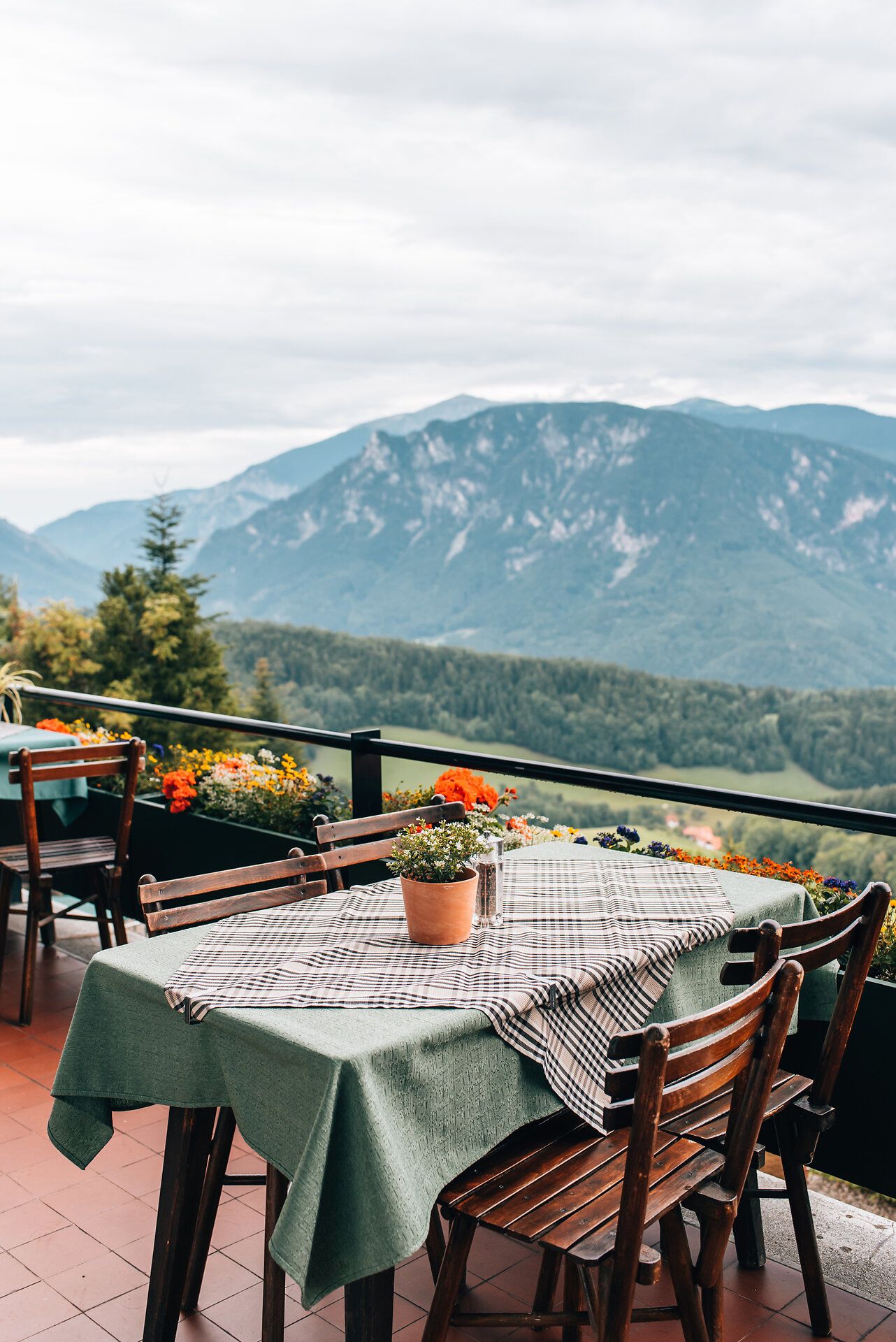 Genießen Sie die frische Bergluft und den atemberaubenden Blick auf die umliegenden Gipfel. Die liebevoll gedeckte Tafel lädt dazu ein, die köstlichen regionalen Spezialitäten zu probieren und die Ruhe der Natur zu erleben.