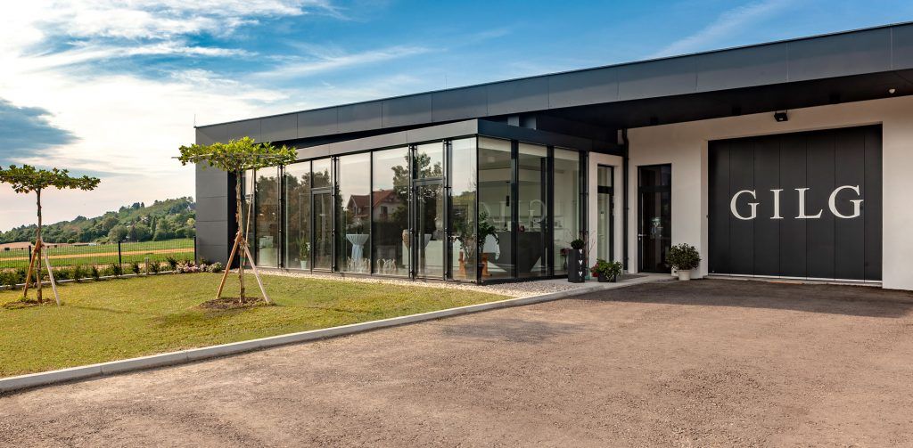 Modern building with glass façade and the inscription 'GILG'.