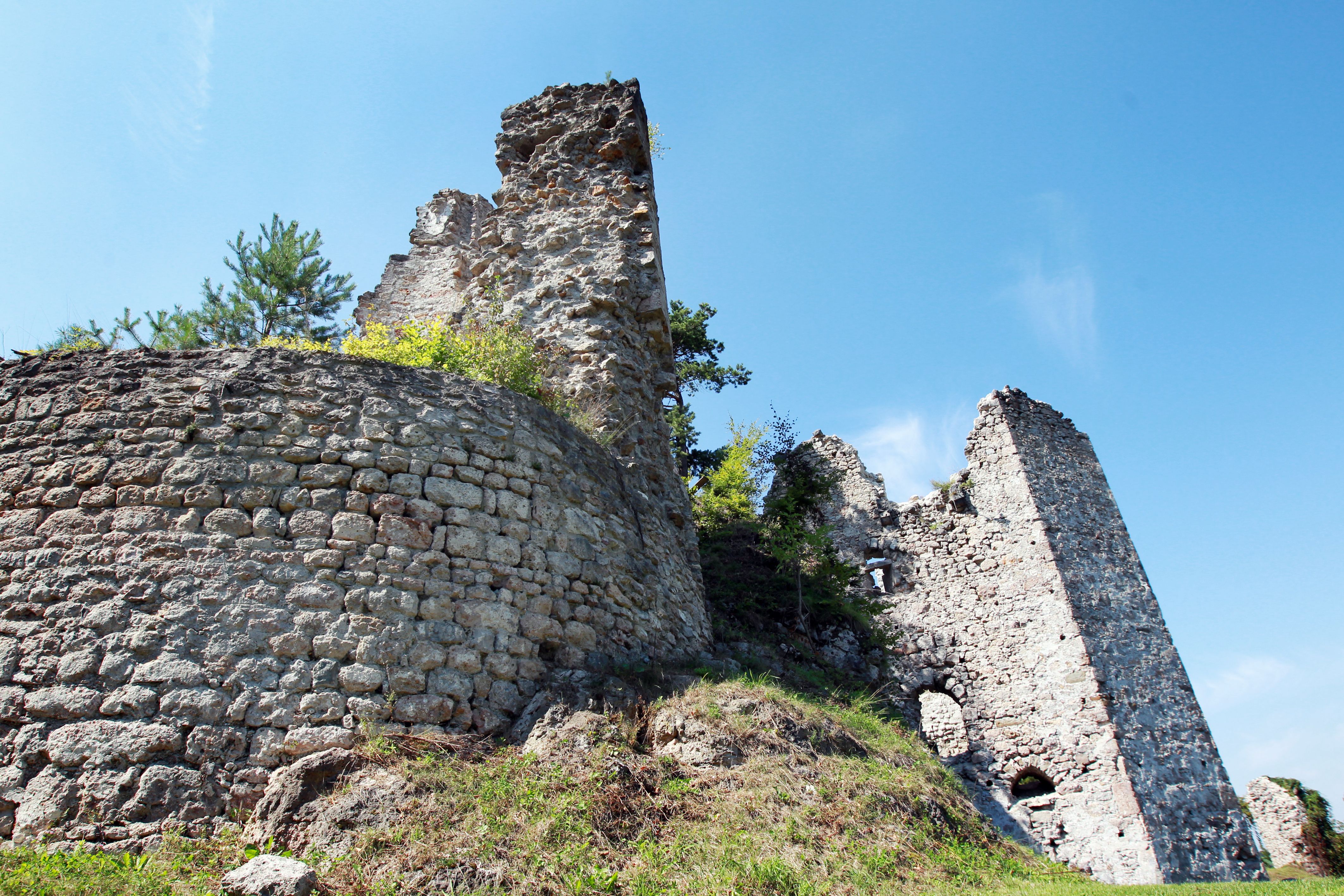 Ruins of the Rabenstein castle ruins with blue sky in the background.