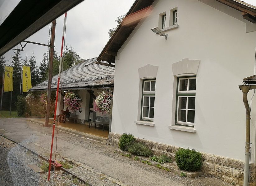Mitterbach station with white building and flowers.