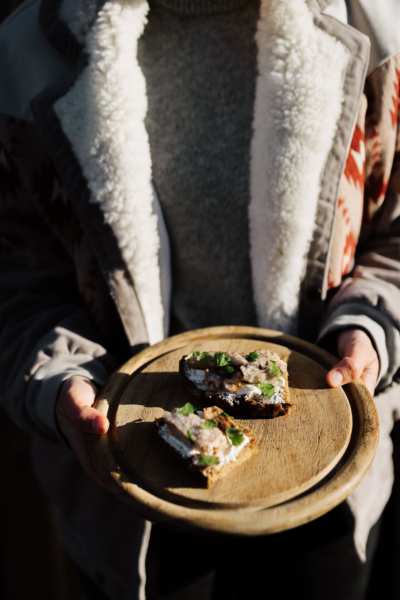 Enjoy the delicious aromas of smoked carp while relaxing in the picturesque surroundings of Litschau Castle. This culinary journey in the Waldviertel promises unforgettable taste experiences and a harmonious connection to nature.