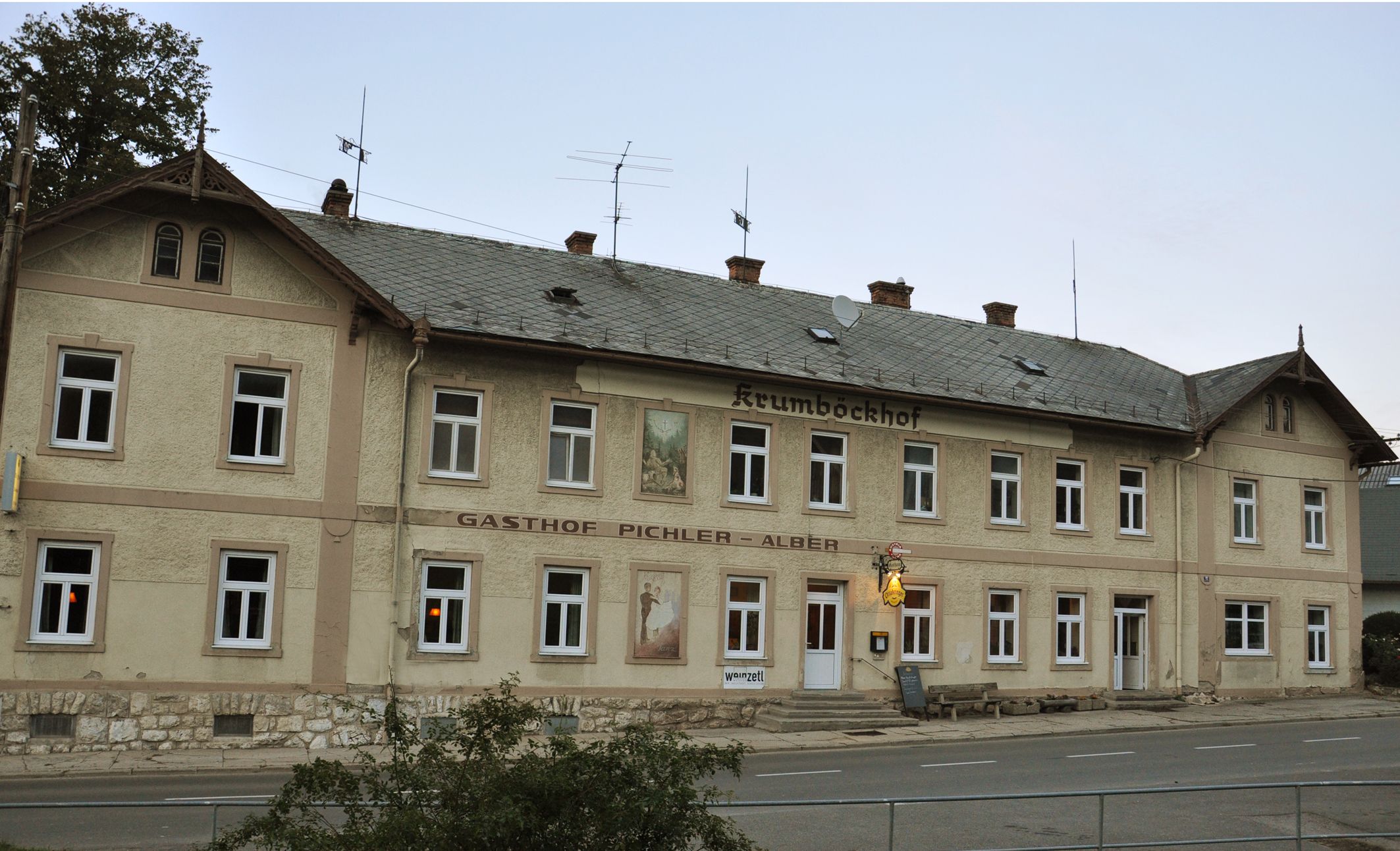 Historic building with the inscription 'Krumböckhof' and 'Gasthof Pichler-Alber'.