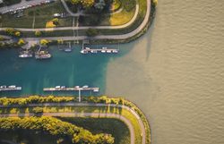 Luftaufnahme der Mündung der Erlauf in die Donau, daneben der Erlauftalradweg umsäumt von Grünflächen