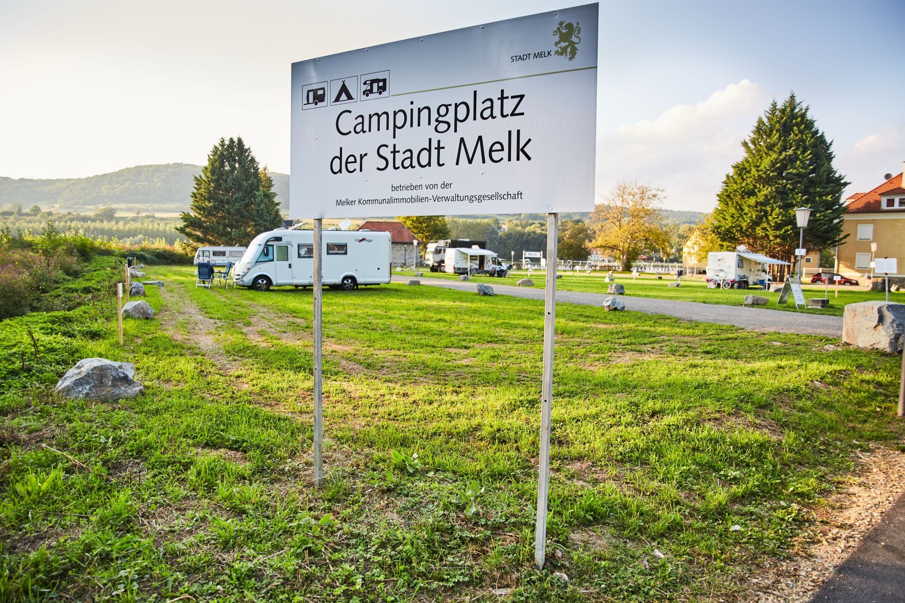 Campsite in the town of Melk with mobile homes and green countryside.