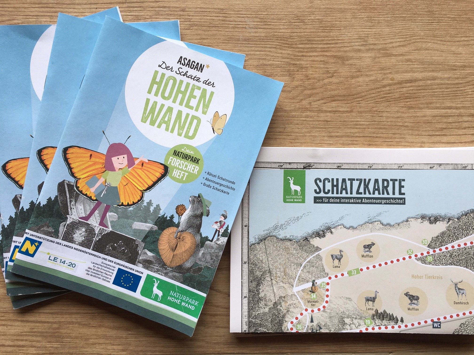 Explorer booklets and treasure map of the Hohe Wand Nature Park on a table.