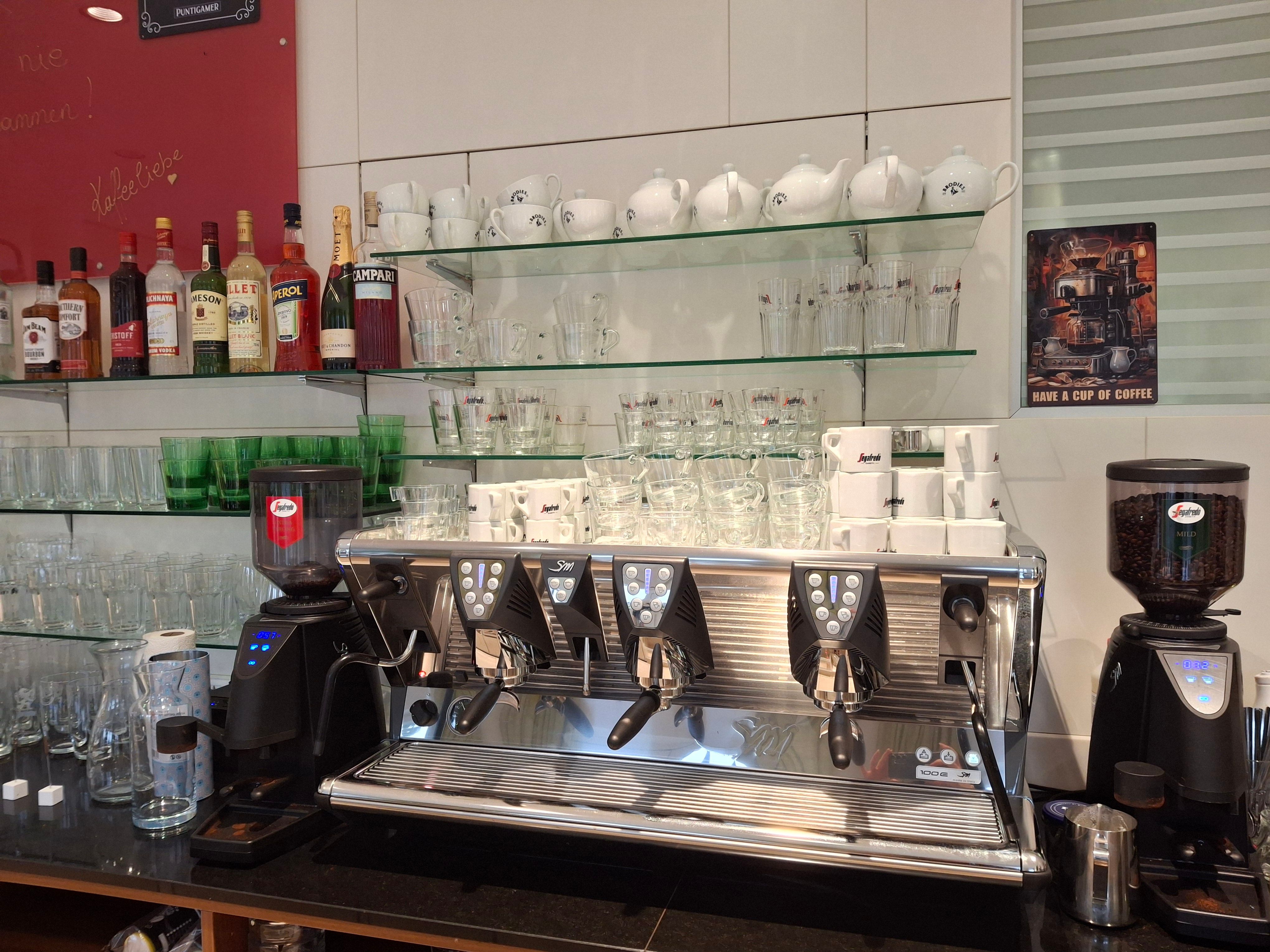 Coffee machine with cups and glasses in a café.