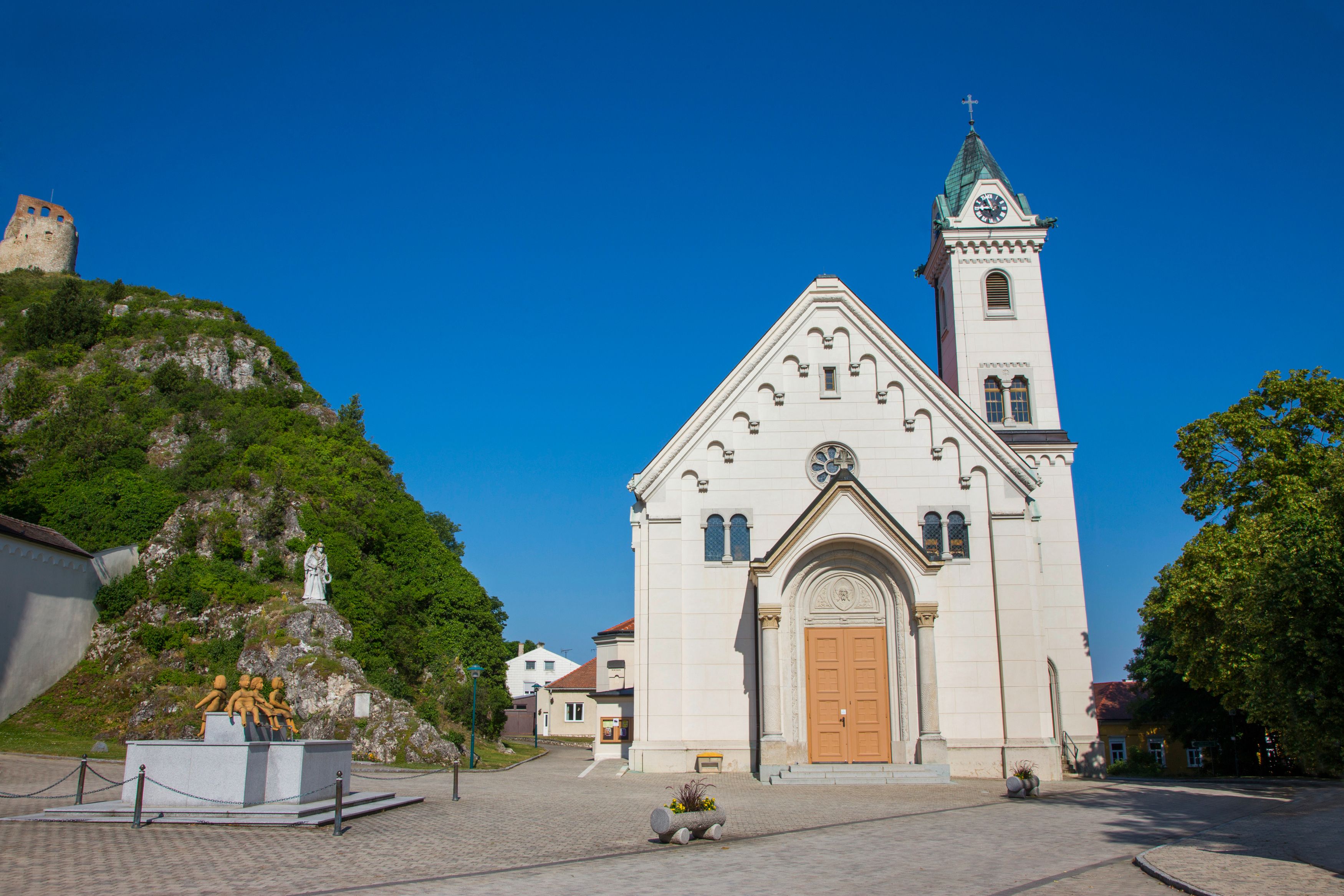 Provost's church in Staatz with castle ruins in the background.