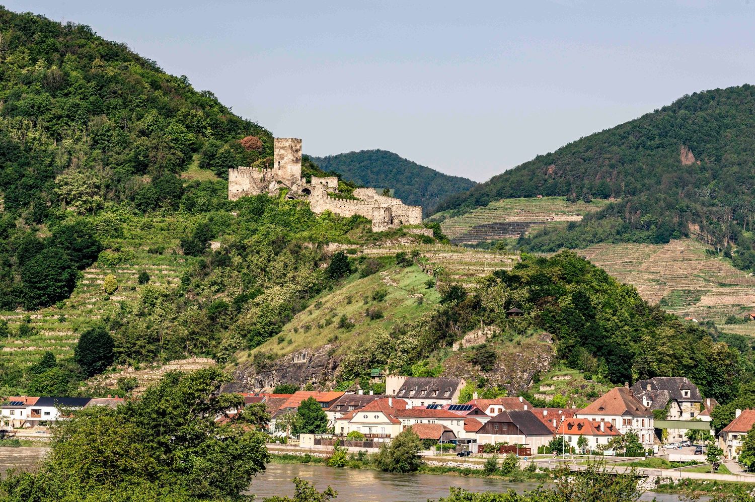 Spitz with the ruins of the rear building