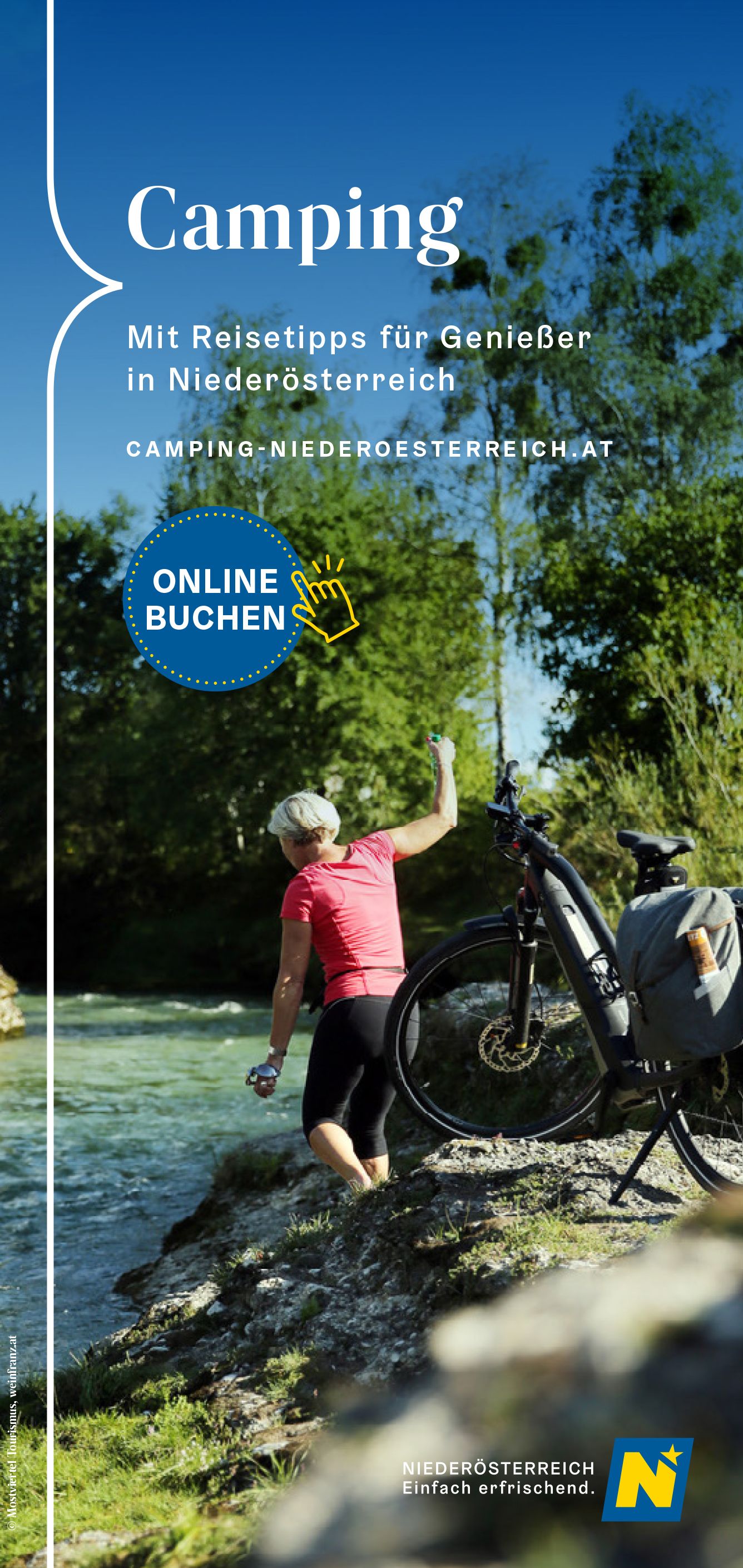 Cover der Camping-Karte. Abgebildet ist eine radfahrende Person, die Pause macht und mit ersten Schritten in einen Fluss Abkühlung sucht. 