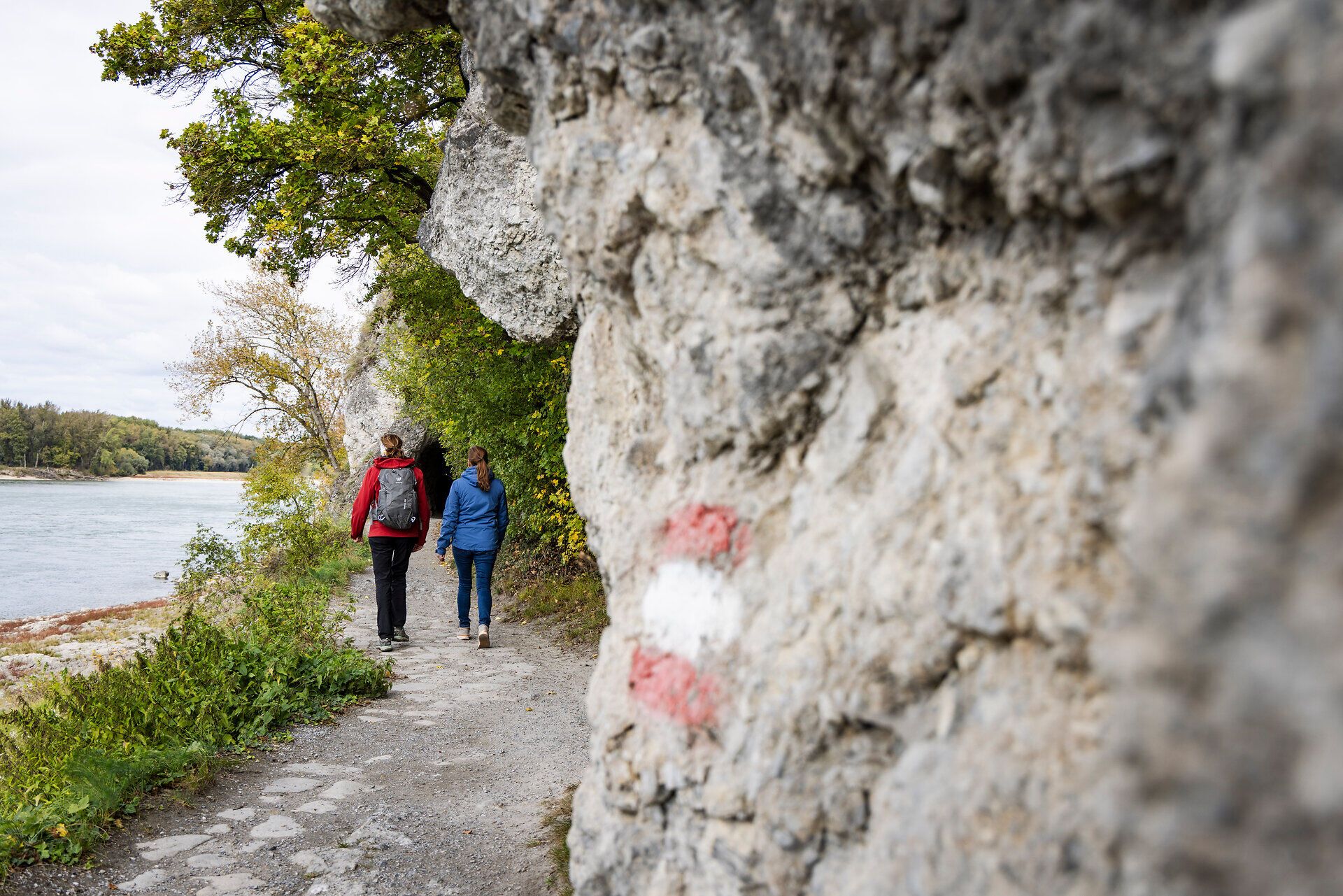 Two women on a hiking trail next to the Danube. 