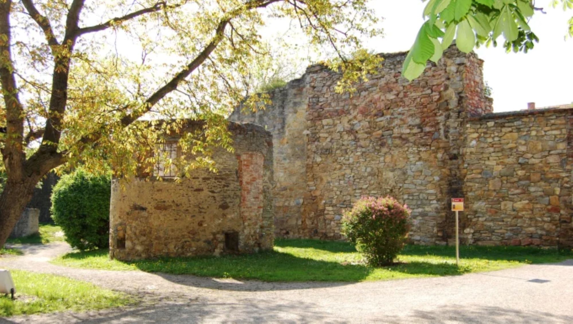 Old city wall in Horn, surrounded by trees and green spaces.