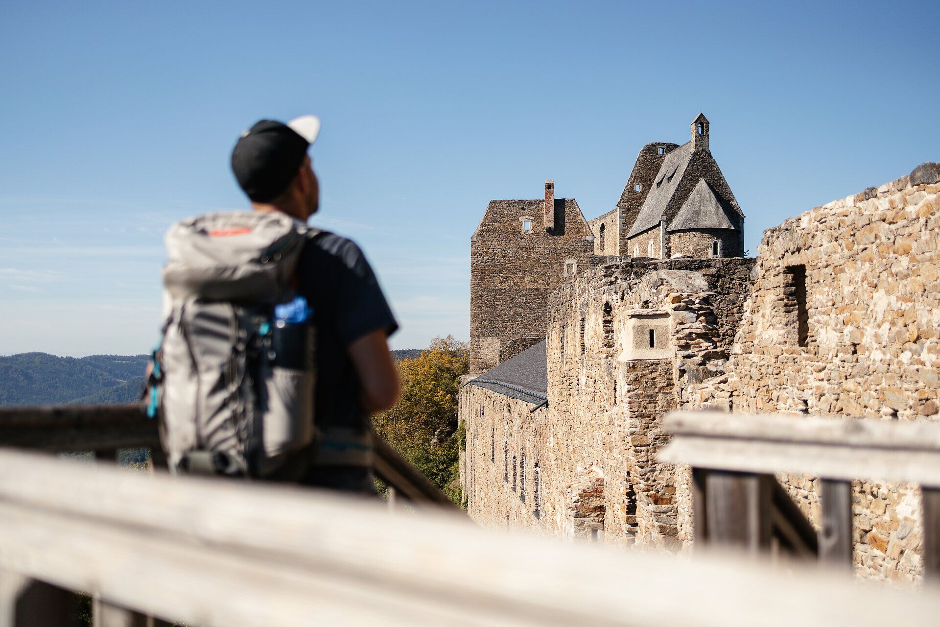 Die majestätische Burgruine Aggstein thront über der Donau und bietet einen atemberaubenden Blick auf die umliegende Landschaft. Wanderer, die den Welterbesteig erkunden, können die frische Bergluft und die beeindruckenden Ausblicke genießen, während sie die Geschichte dieser alten Festung spüren.