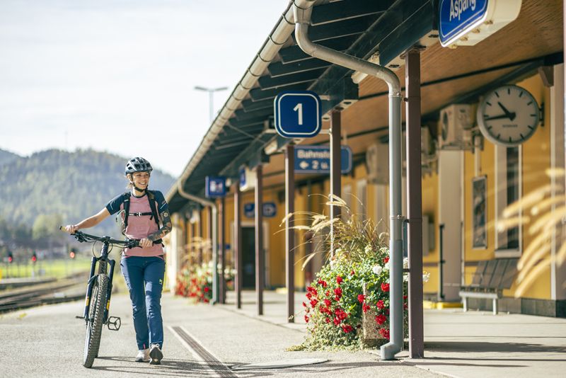 Person with bicycle at Aspang station, platform 1.