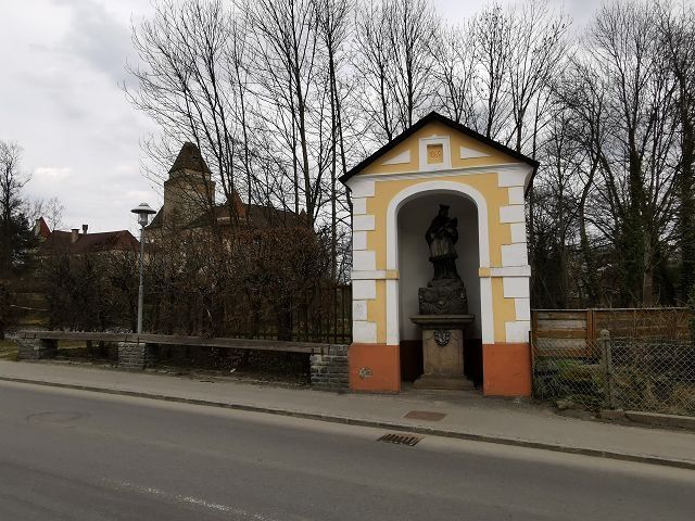 Marterl in front of the castle pond