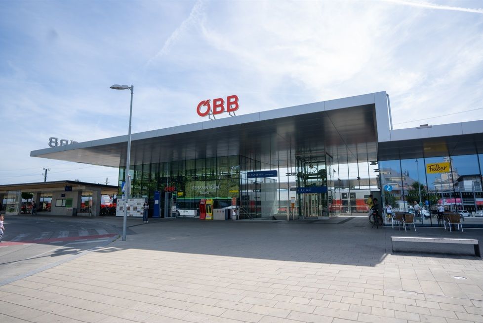Modern station with ÖBB logo and glass façade in Korneuburg.