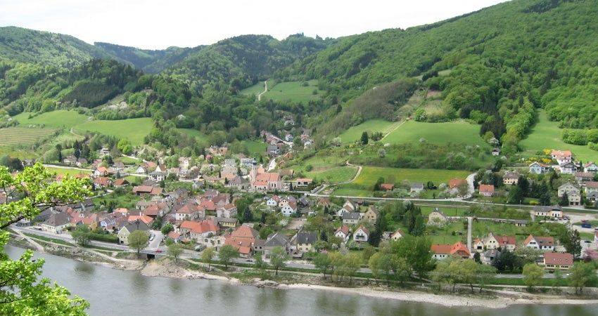 View over Aggsbach Markt and the Bireben