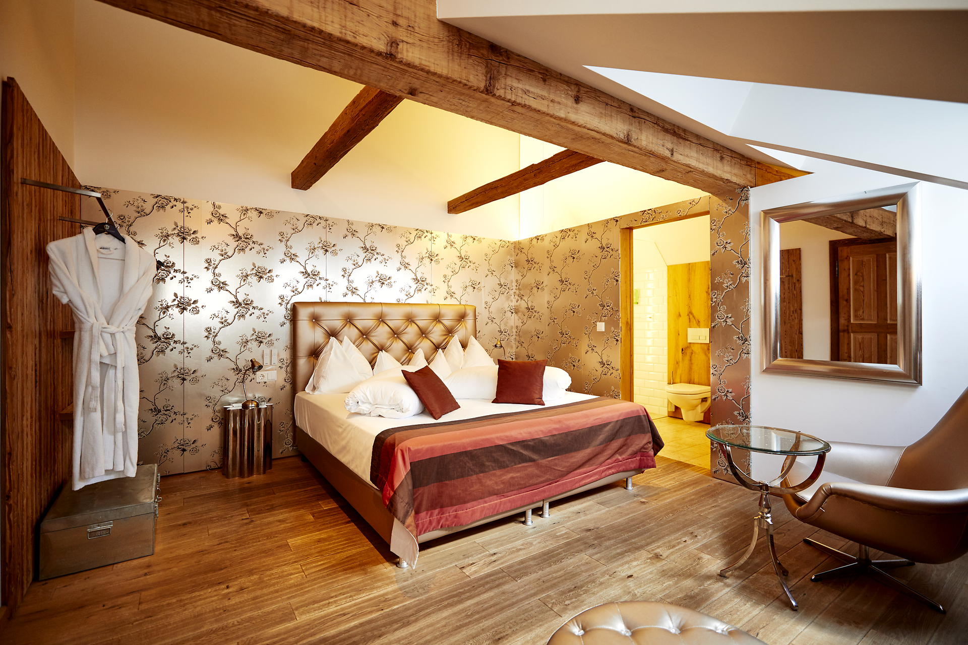 Garden with pool, sun loungers and parasols at Hotel Landhaus Moserhof.