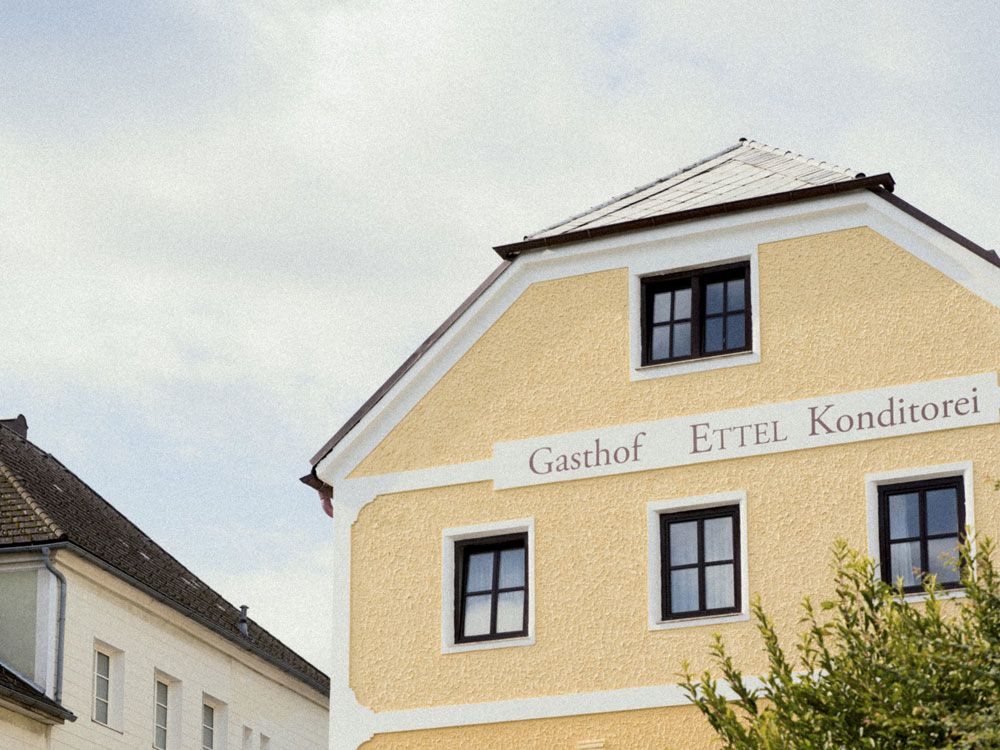 Yellow building with the inscription 'Gasthof Ettel Konditorei'.